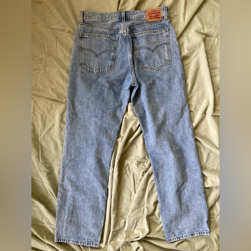 Woman’s Levi’s low pro straight jean. Classic wash, soft denim. Relaxed fit.